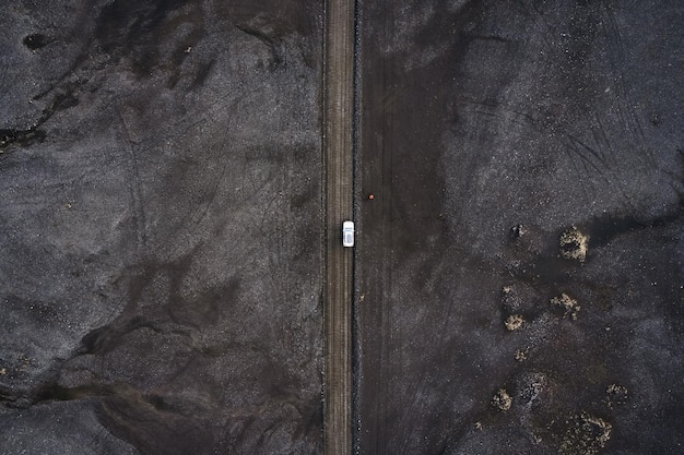 아이슬란드 고원의 Landmannalaugar에 주차된 4x4 차량이 있는 광야의 검은 화산 사막