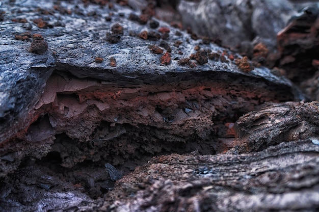 Fondo nero di vista macro della pietra lavica vulcanica