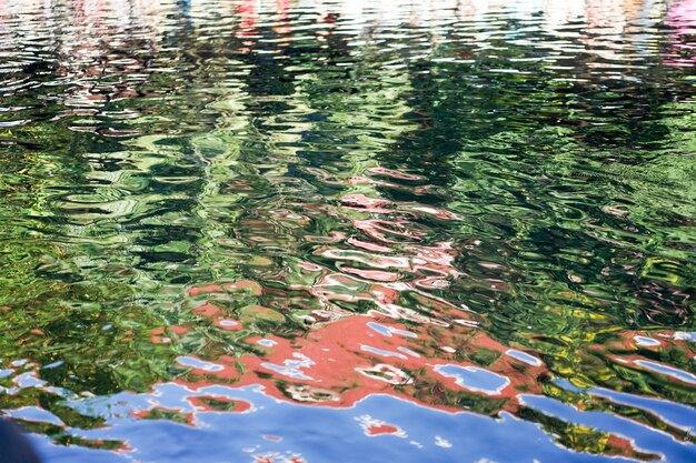 Foto l'acqua nera nell'albero riflesso del canale e l'edificio lì dentro.