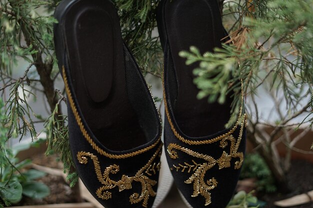 Photo black wedding shoes with accessories