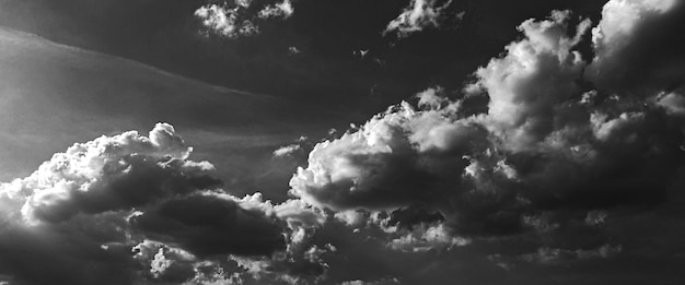 Черно-белый абстрактный фон с облаками Фон панорамы