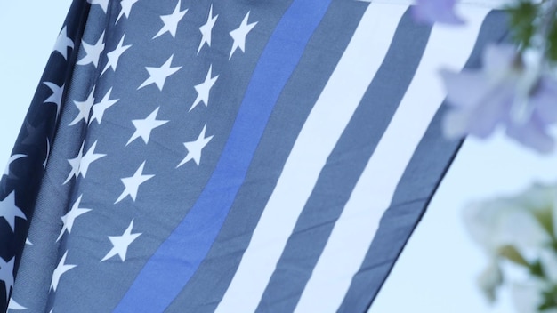 Foto bandiera monocromatica americana bianca nera con striscia blu o supporto della polizia di linea