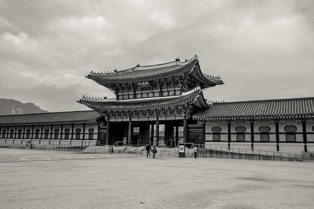 한국 서울에 있는 전통적인 Gyeongbokgung 궁전의 검은색과  ⁇ 색 건축 건물