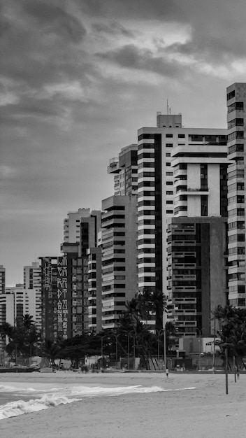 흑백 건물 사진