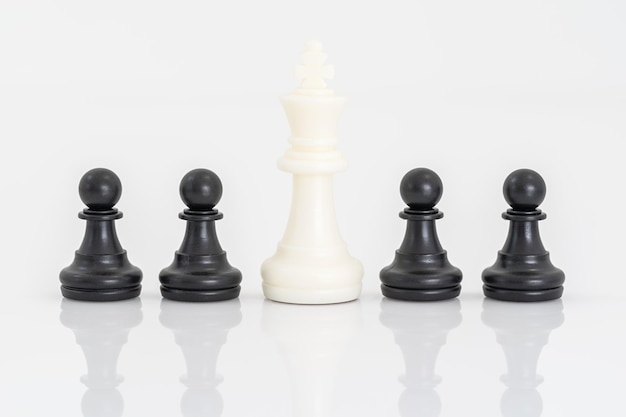 Pezzi degli scacchi in bianco e nero su fondo bianco