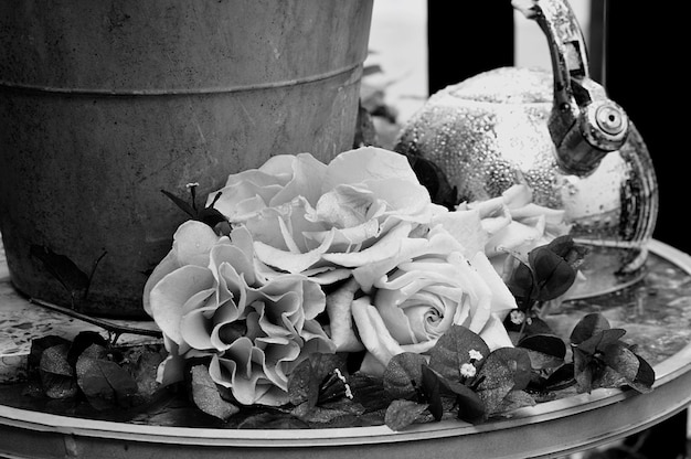 Foto prossimo piano in bianco e nero di rose sul tavolo