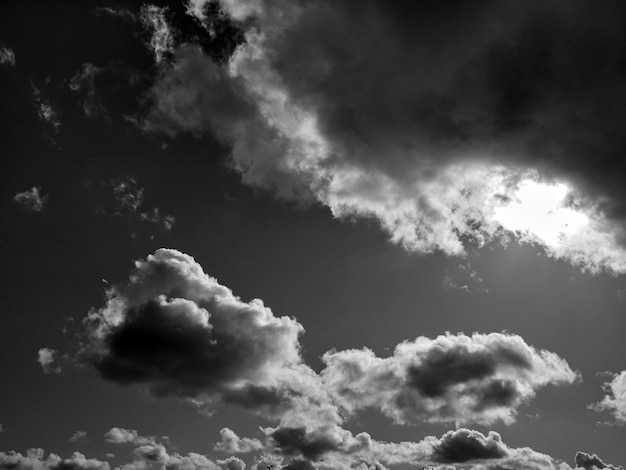 하늘 배경 에 있는 검은색 과 색 의 구름