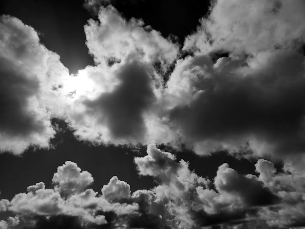 空の背景の黒と白の雲