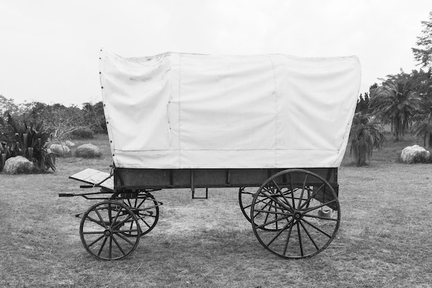 Photo black white covered wagon