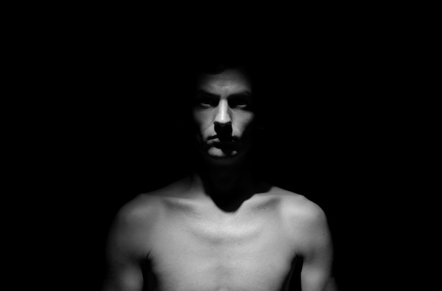 Foto drammatica in bianco e nero di un uomo