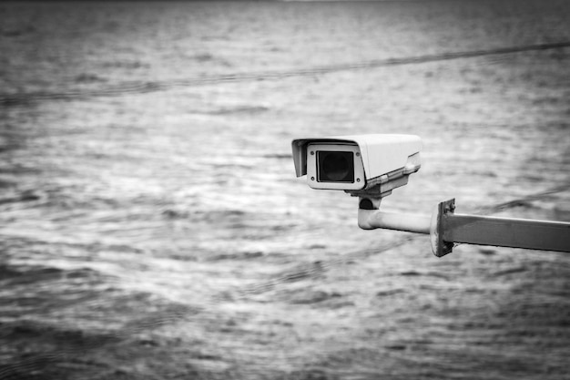 해안가 배경에 야외 보안 카메라의 흑백 이미지