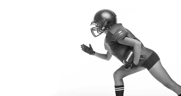アメリカンフットボールチームの選手のユニフォームを着たスポーツガールの白黒画像。スポーツの概念。白色の背景。ミクストメディア