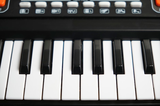 Foto tasti in bianco e nero sul primo piano del sintetizzatore