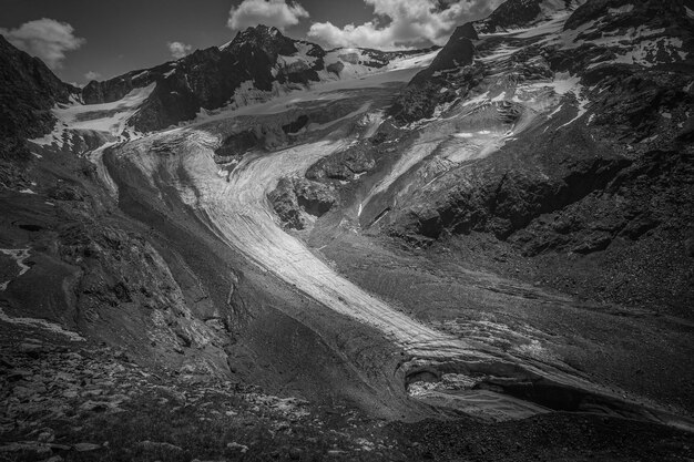 Photo black and white panorama of the forehead of the palla bianca glacier in retreat