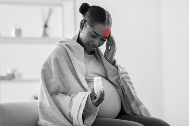 Photo black and white photo african american pregnant woman have flu