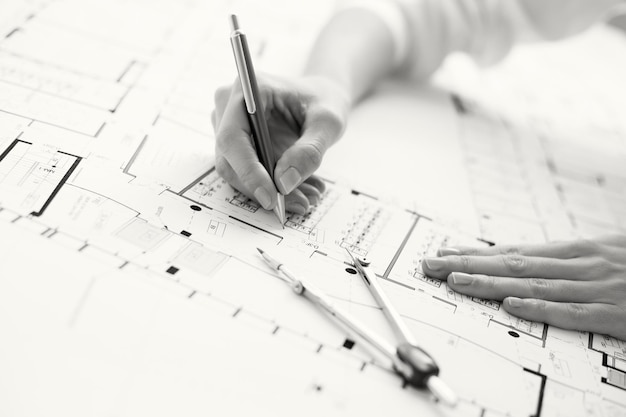 Photo black and white photo of architect working on house plan