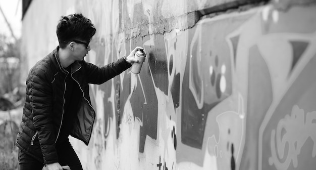 Photo black white photo of asian young man outdoors posing at camera