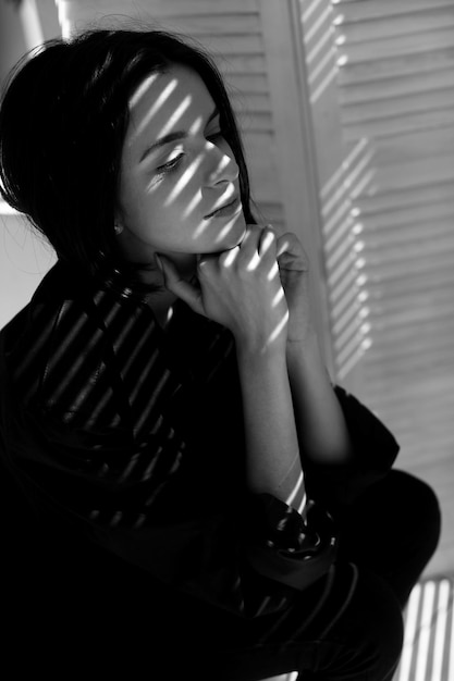 아름 다운 여자의 흑백 사진