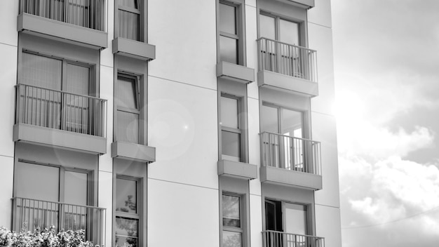발코니와 발코니가 있는 건물의 흑백 사진.