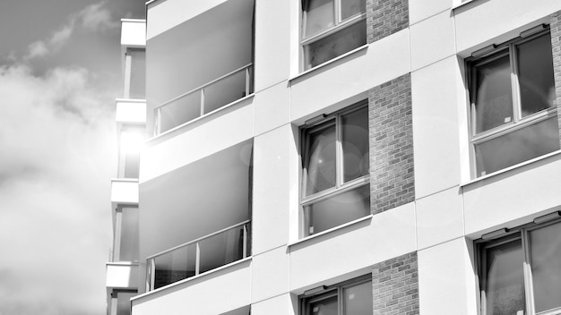 черно-белая фотография здания с балконом и балконом с перилами.