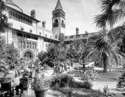 Photo a black and white photo of a building with a clock tower in the background