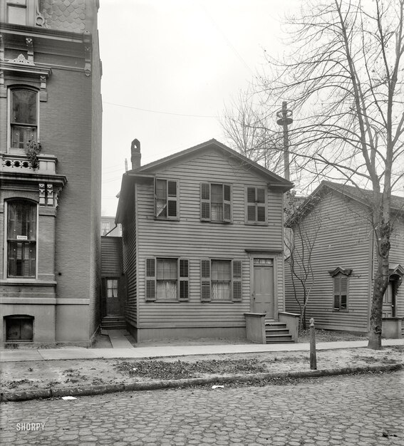 Photo a black and white photo of a house with a sign that says  old