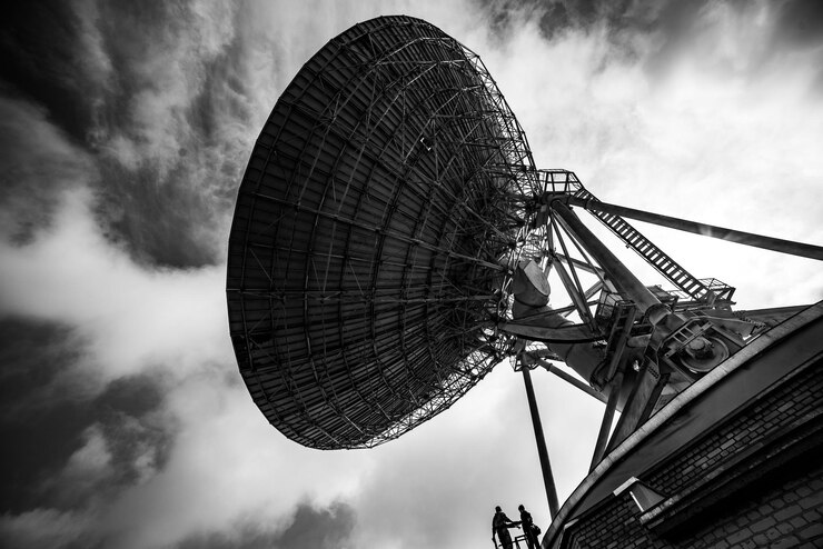 Photo a black and white photo of a large antenna with the words radio on it.
