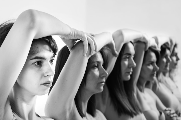 Foto in bianco e nero con diverse ragazze connessione e fiducia tra ragazze le ragazze si tengono per mano c...