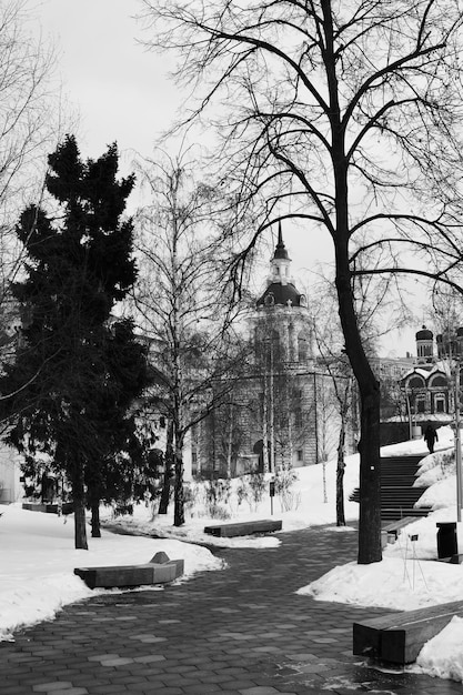 Черно-белая фотография Вид на церковь Великомученицы Варвары Зимняя панорама