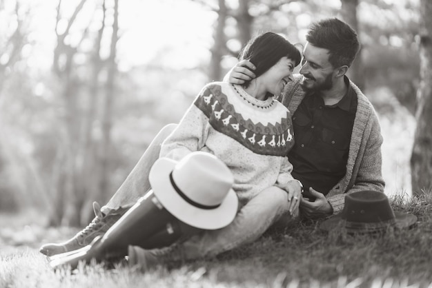 Photo black and white photos lovely hipster couple with bike couple wearing beautiful hats and sweaters