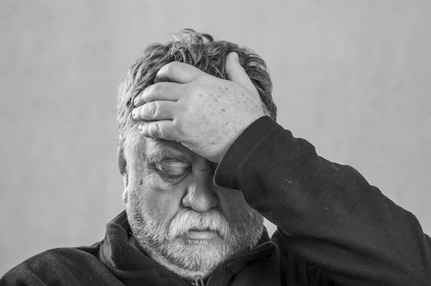 Photo black and white portrait of a sad elderly man