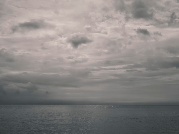 Photo black and white sea and sky