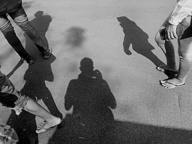 Foto ombra bianca e nera di persone e famiglia che camminano al mattino