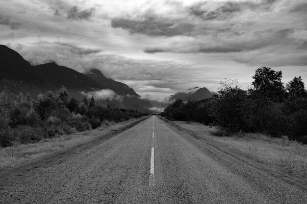 Photo black and white shot of the road leading towards the mountains