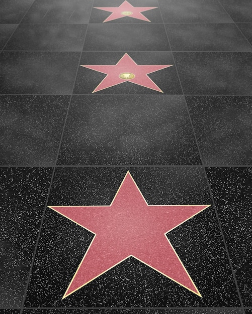 Foto un marciapiede bianco e nero con sopra delle stelle e la scritta hollywood.