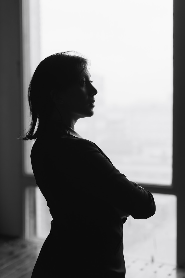 自宅で美しい若い女性の黒と白のシルエット