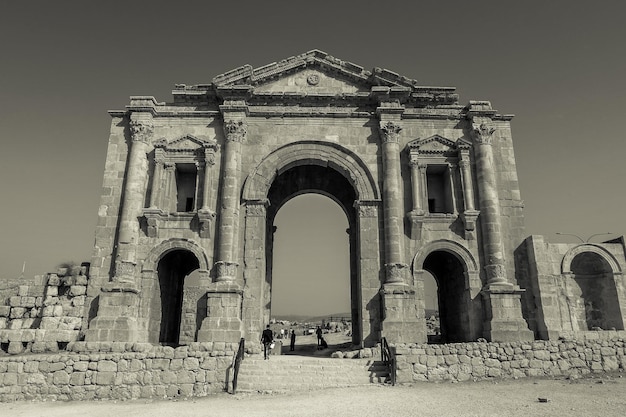 Jerash Jordan에 있는 Hadrian의 흑백 개선문