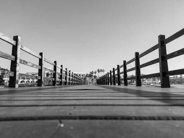 メキシコのラパスにある木製の橋の白黒の景色。
