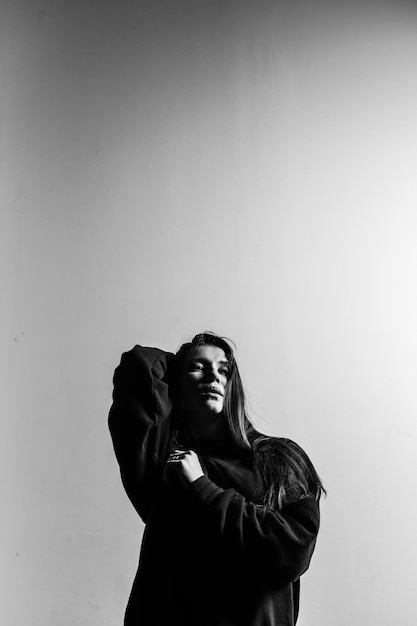 Photo black and white woman studio portrait