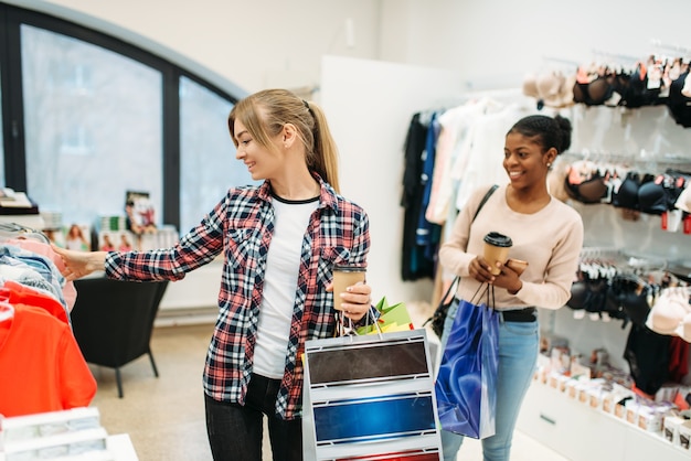 Photo black and white women shopping