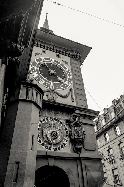 Photo black and white zytglogge tower with moving mechanical figures and an astronomical clock