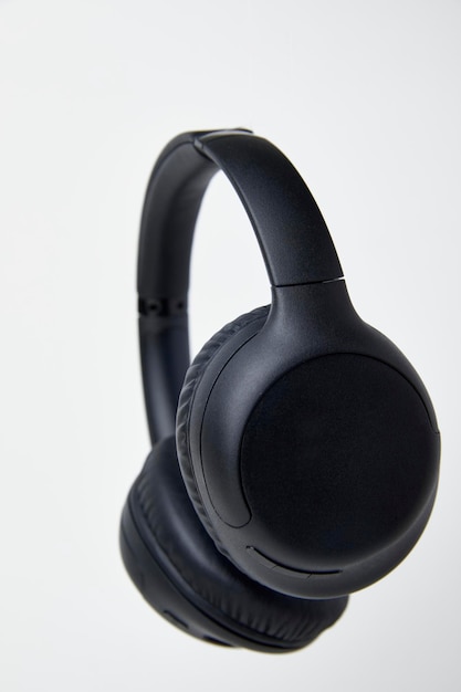 Photo black wireless headphones floating in studio stock photos