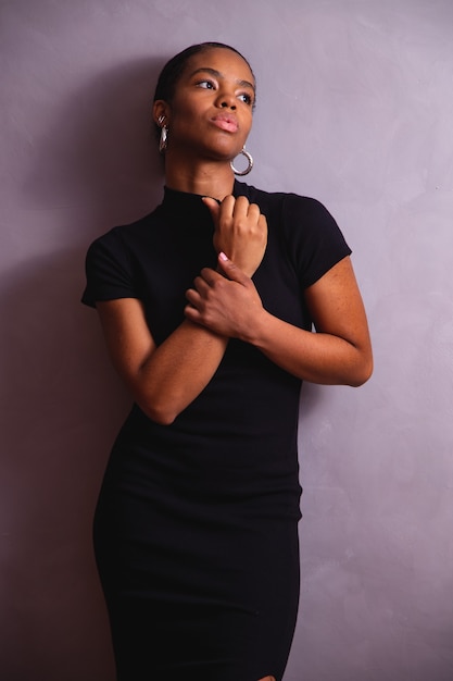 흑인 여성. 사진 스튜디오에서 흑인 여성 초상화