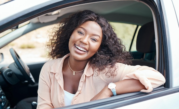 ジャマイカ出身の黒人女性の車と、モーター輸送によるロードトリップでリラックスした人の笑顔 幸せでリラックスした女性の肖像画