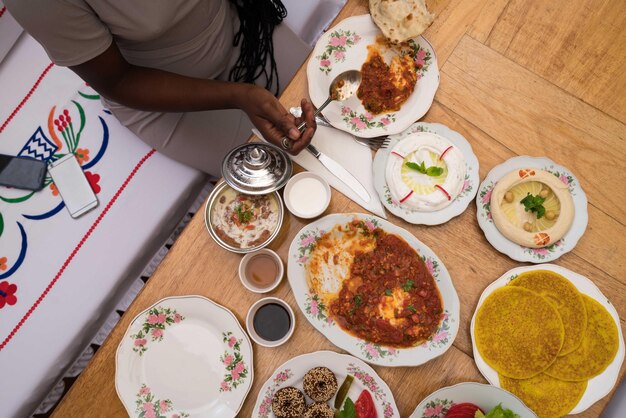 Photo black woman eating arabic food