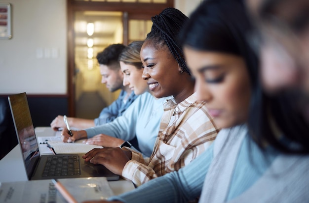 캠퍼스 도서관에서 프로젝트를 위한 연구 및 연구를 위한 대학 노트북을 가진 흑인 여성 교육 및 학생 학습 장학금 및 대학은 학교 작업 및 보고서 입력을 위해 온라인으로 행복합니다.