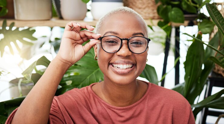 Photo black woman glasses and vision with smile in portrait eye care and optometry with frame and prescription lens eyesight health and ophthalmology female person with spectacles or cosmetic eyewear
