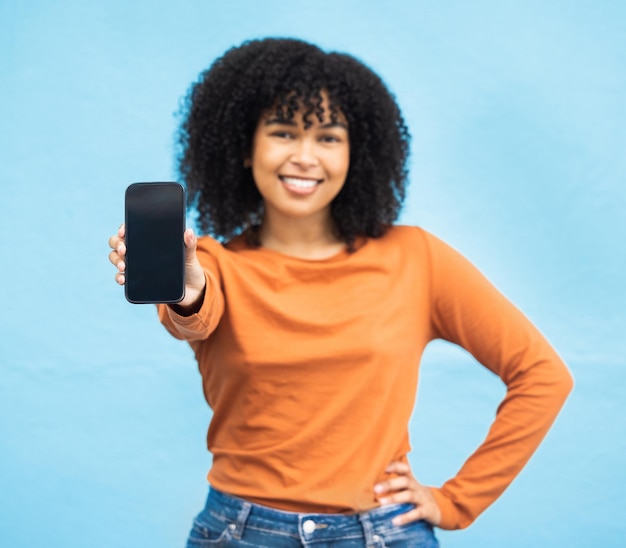 黒人女性の手またはソーシャル メディア アプリまたは web デザインで分離された青の背景に電話画面のモックアップの肖像画笑顔幸せな人または技術の学生都市の連絡先または通信のモックアップ
