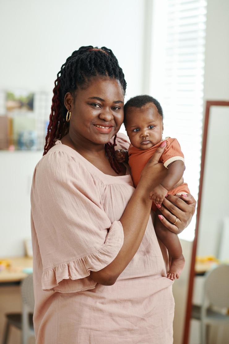 Photo black woman holding baby girl