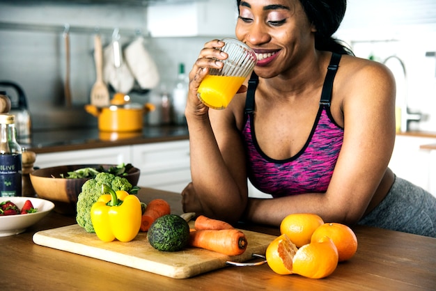 Foto la donna nera sta bevendo il succo d'arancia